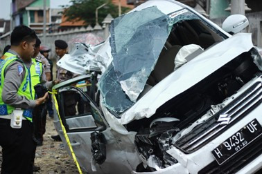 Pintu Lintasan Terlambat Menutup, Kereta Sambar Mobil dan Motor