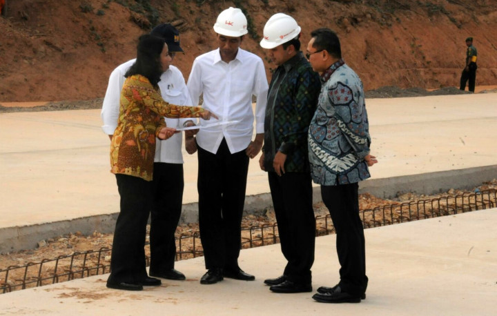 Terbang ke Lampung, Jokowi Tinjau Proyek Tol Trans Sumatera 