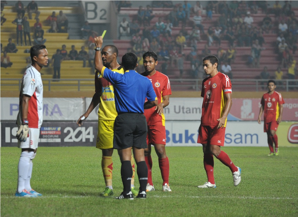 Wasit terbaik di turnamen sepak bola Piala Jenderal Sudirman akan diberi penghargaan (Foto: Antara/FENY SELLY)