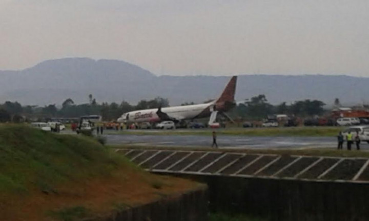 Pesawat Batik Air yang Tergelincir Tengah Dievakuasi   