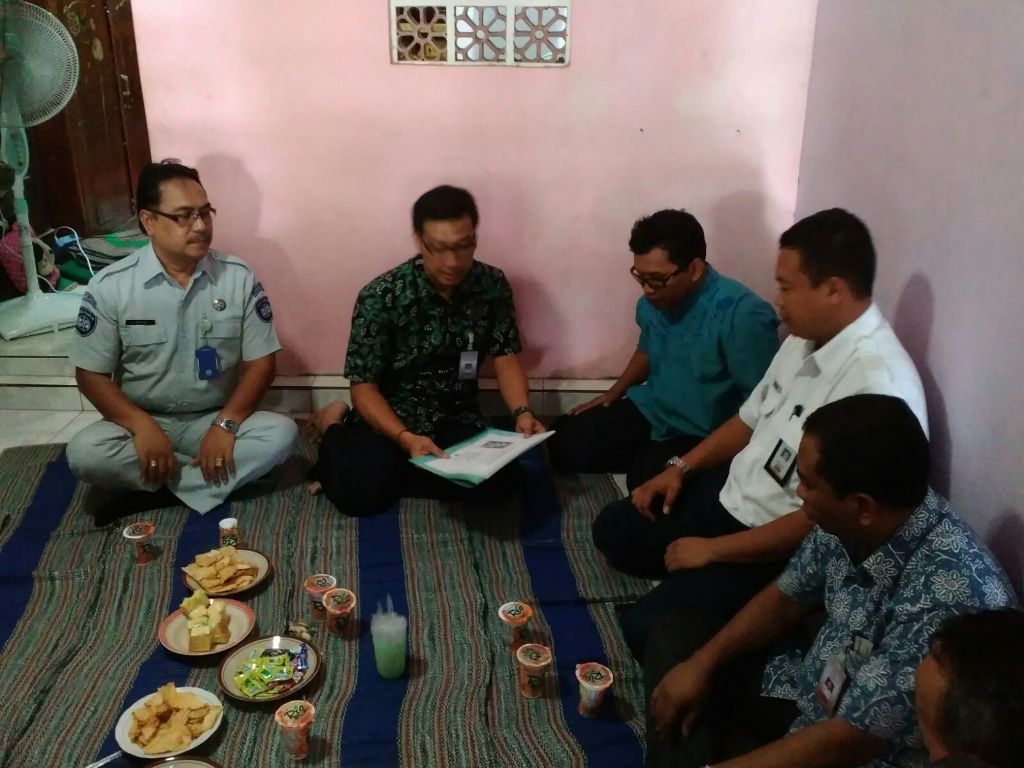 Kepala Cabang PT Jasa Raharja (Persero) Jawa Tengah Triyugara menyerahkan santunan meninggal dunia sebesar Rp25 juta ke rumah ahli waris korban kecelakaan di perlintasan palang pintu Kaligawe Semarang, Jawa Tengah. (FOTO: dokumentasi Jasa Raharja)