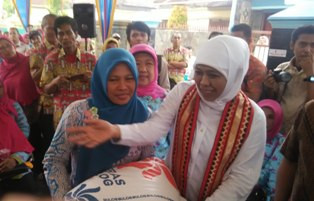 Mensos Bagikan 3 Ton Rastra Gratis di Bandar Lampung