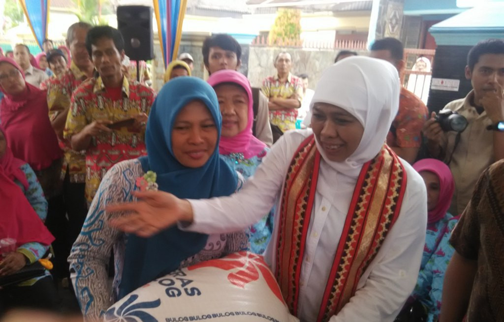 Menteri Sosial Khofifah Indar Parawansa saat membagikan beras di Kantor Kelurahan Tanjung Agung, Kecamatan Tanjung Timur, Lampung, Minggu (8/11/2015). Foto: MTVN/LB Ciputri Hutabarat.