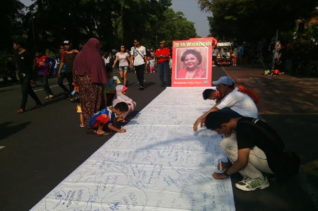 Aksi warga mengucapkan selamat ultah untuk Waldjinah di car free day Solo, MTVN - Pythag Kurniati