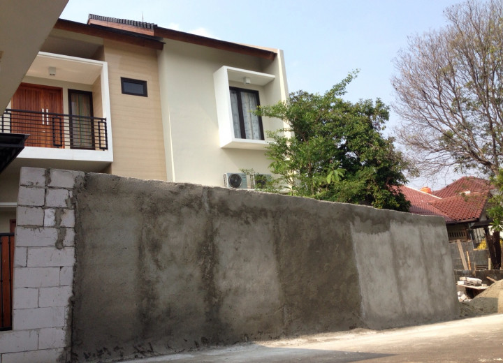 Warga Dukung Tembok Depan Rumah Denny Dibongkar