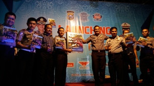 Bosan Antre Mengurus SIM, Polres Gresik Sediakan Perpustakaan