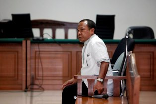 Suap Akil Rp2,9 M, Rusli Sibua Dituntut 6 Tahun