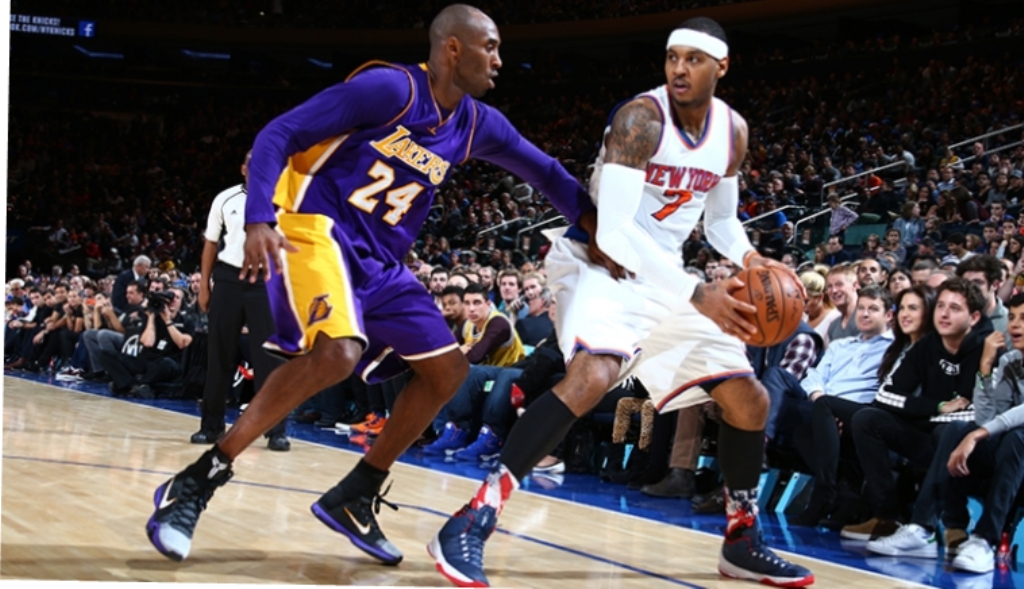 Bintang LA Lakers Kobe Bryant berusaha menghalangi forward New York Knicks Carmelo Anthony (NBA.com)