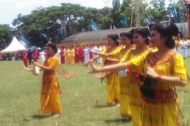 Warna-warni Budaya Meriahkan Lovely Toraja 2015