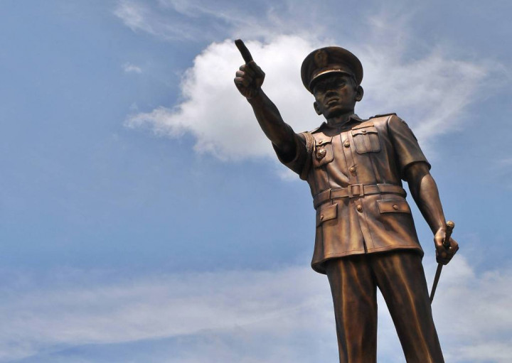 Hari Pahlawan, Puluhan Mahasiswa Bersihkan Patung Jenderal Ahmad Yani