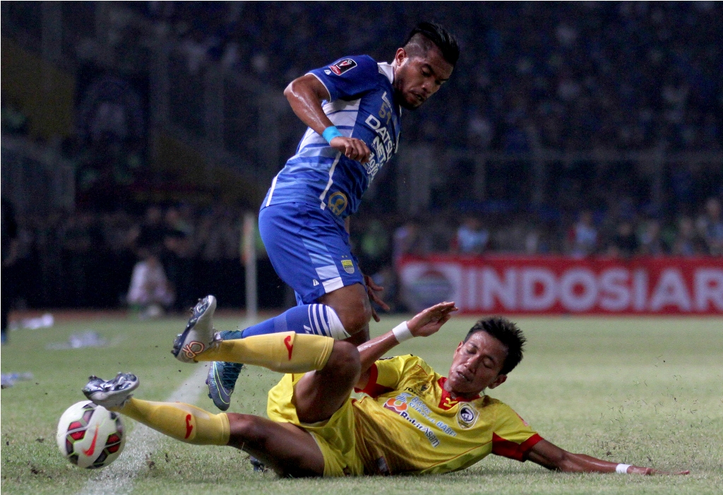 Zulham Zamrun (kaus biru) saat memperkuat Persib Bandung di ajang Piala Presiden 2015 lalu (Foto: Antara/NOVA WAHYUDI)