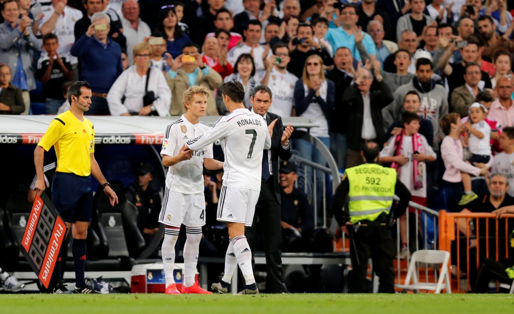 Martin Odegaard dan Cristiano Ronaldo (Foto: AP Photo/Daniel Ochoa de Olza)