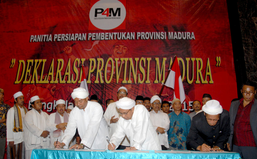   Tokoh masyarakat menandatangani naskah P4M di Gedung Rato Ebuh, Bangkalan, Jatim, Selasa 10 November 2015. Antara Foto/Saiful Bahri