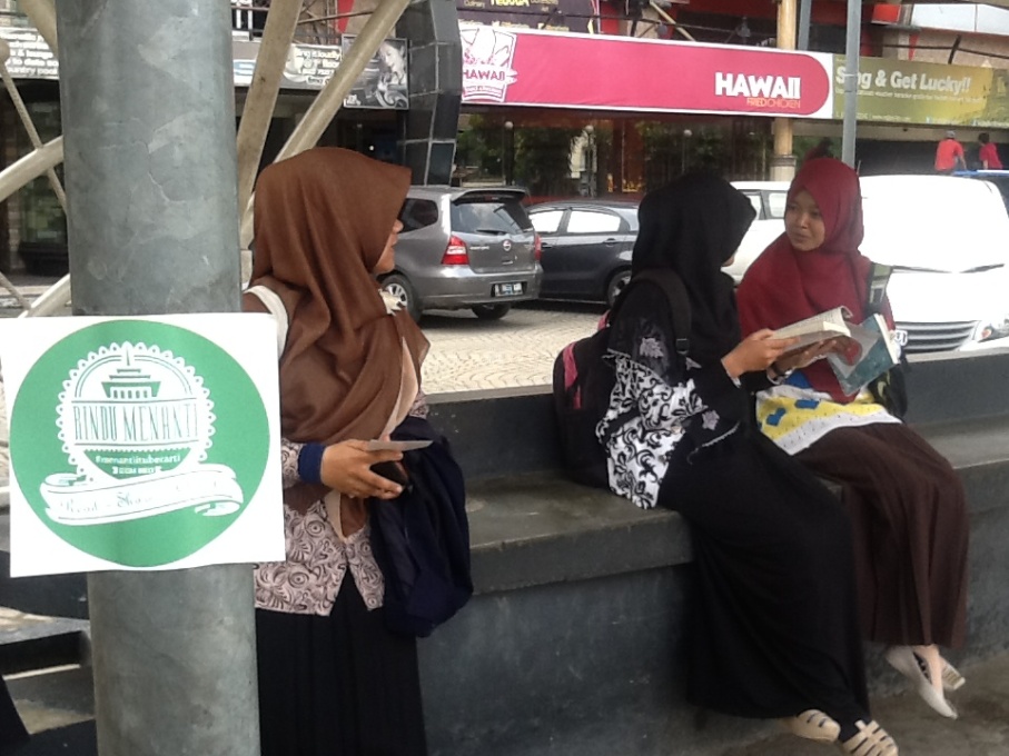 Calon penumpang membaca buku yang disediakan Relawan Rindu Menanti di halte Jalan Pelajar Pejuang 45, Bandung, Jawa Barat, Rabu (11/11/2015). (Metrotvnews.com/Roni Kurniawan)