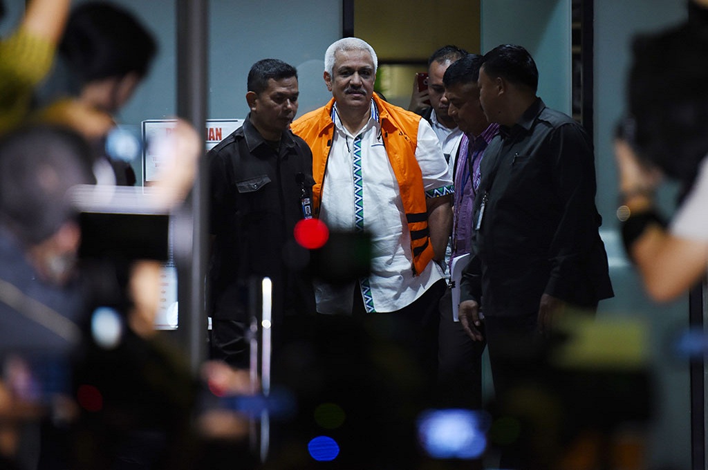 Ketua DPRD Sumut Ajib Syah mengenakan rompi tahanan KPK sebagai tersangka suap persetujuan APBD dan interpelasi, Ant - Hafidz Mubarak