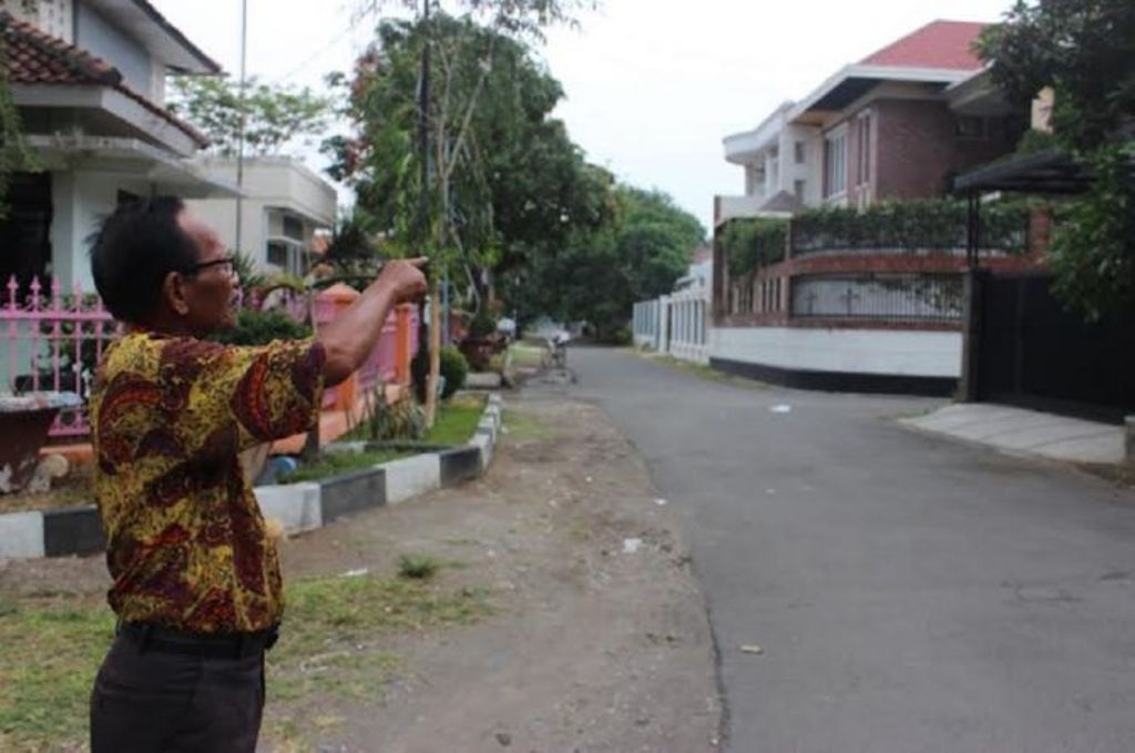 Foto: Seorang warga Jalan Ampera, Cirebon, menunjukkan rumahnya yang tak bisa dijadikan jaminan karena sertifikat dianggap palsu/MTVN_Ahmad Rofahan