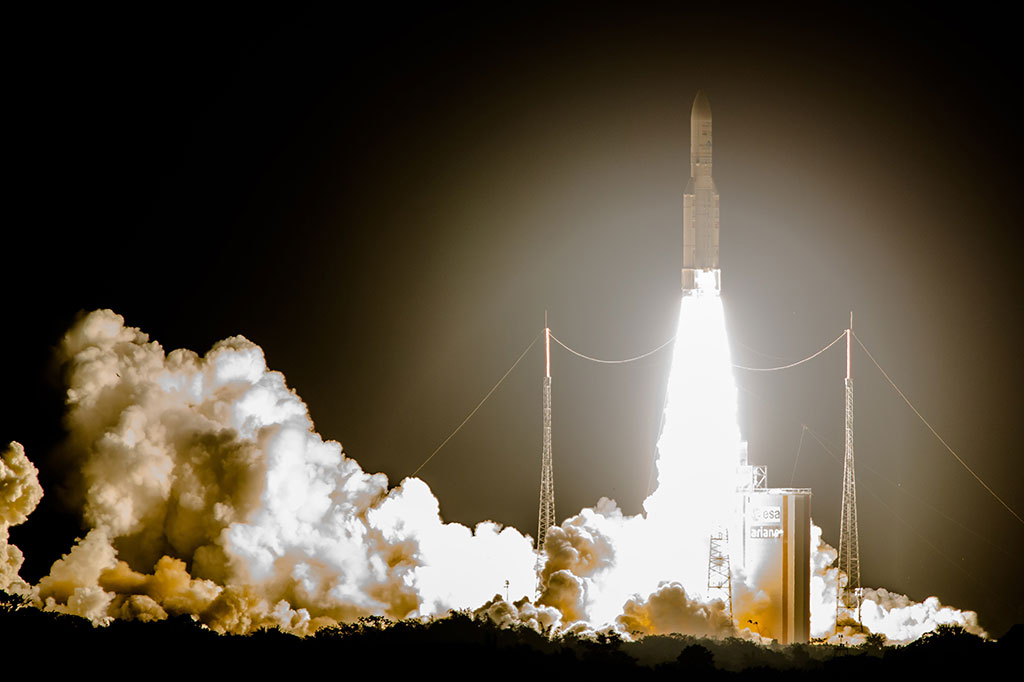 Roket Ariane Berhasil Luncurkan Sepasang Satelit Komunikasi