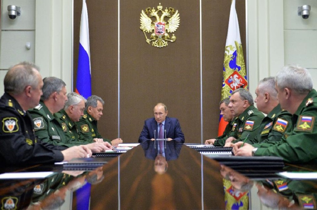Presiden Rusia Vladimir Putin (tengah) dalam pertemuan militer di kota Sochi, Selasa (10/11/2015). (Foto: AFP/Alexei Druzhinin)
