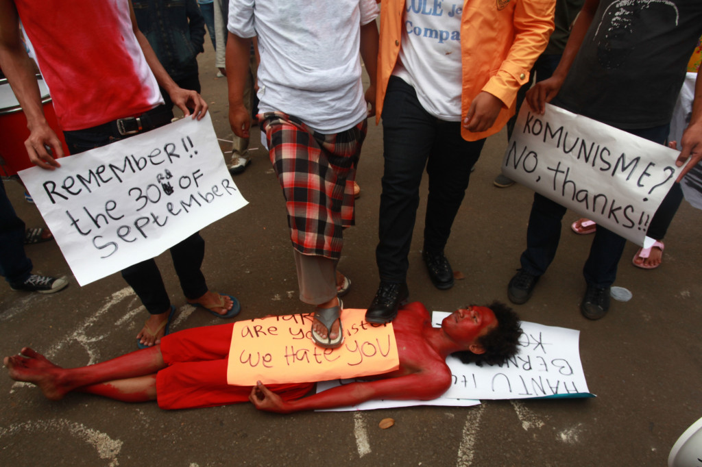  Mahasiswa unjuk rasa mengecam PKI. Antara Foto/Reno Esnir