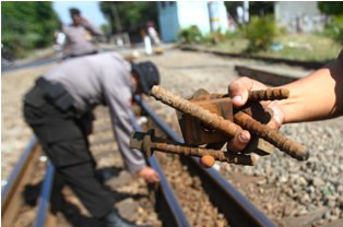 Evakuasi KA Anjlok Selesai, Perjalanan Jakarta-Cirebon Berangsur Normal