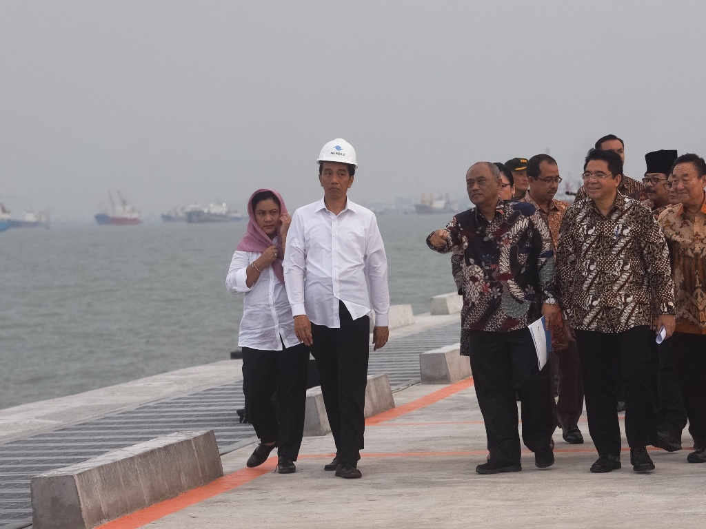 Presiden Joko Widodo (kedua kiri) didampingi Ibu Negara Iriana Joko Widodo (kiri) mendengarkan penjelasan Dirut Pelindo III Djarwo Suryanto (kelima kanan), Kepala BBKPM Franky Sibarani (ketiga kanan), Gubernur Jawa Timur Soekarwo (kedua kanan). ANTARA FOT