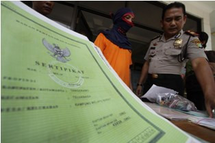 Polisi Buru Dokter Gigi Pemalsu Dokumen Tanah