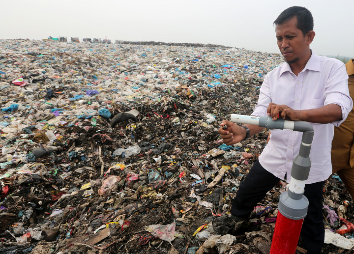 Menambang Uang di Gunung Sampah 