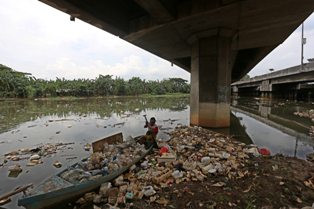 Kali Banjir Kanal Barat Tersumbat Sampah