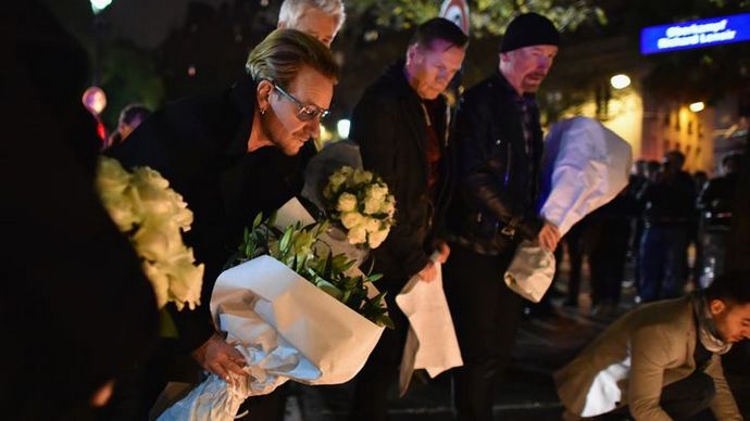U2 Letakkan Bunga di Lokasi Penembakan di Paris  