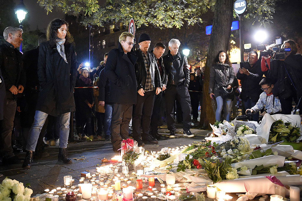 U2 Batalkan Konser di Paris