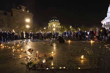 Warga Paris Panik Dengar Suara Petasan