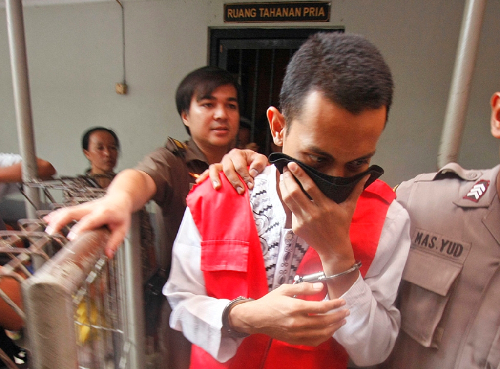 Terdakwa Prio Santoso dikawal petugas saat akan menjalani sidang kasus pembunuhan Deudeuh Alfi Sharin alias Tata Chubby di Pengadilan Negeri Jakarta Selatan, Senin (21/9/2015). Foto: Bary Fathahilah