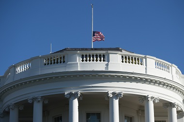 Kenang Tragedi Paris, AS Kibarkan Bendera Setengah Tiang