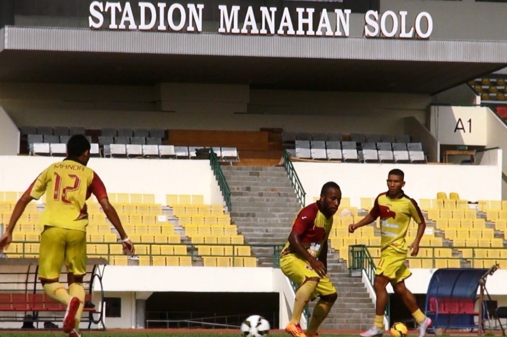 Tim Sriwijaya FC saat menggelar uji coba dan latihan di Stadion Manahan Solo. (Foto: MTVN/Pythag Kurniati)