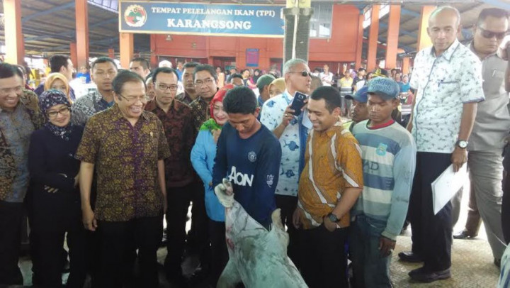 Rizal Ramli Sambangi Tempat Pelelangan Ikan Karangsong 
