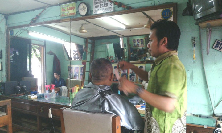 Kemunculan Barbershop Tak Pengaruhi Jasa Cukur Rambut Madura 