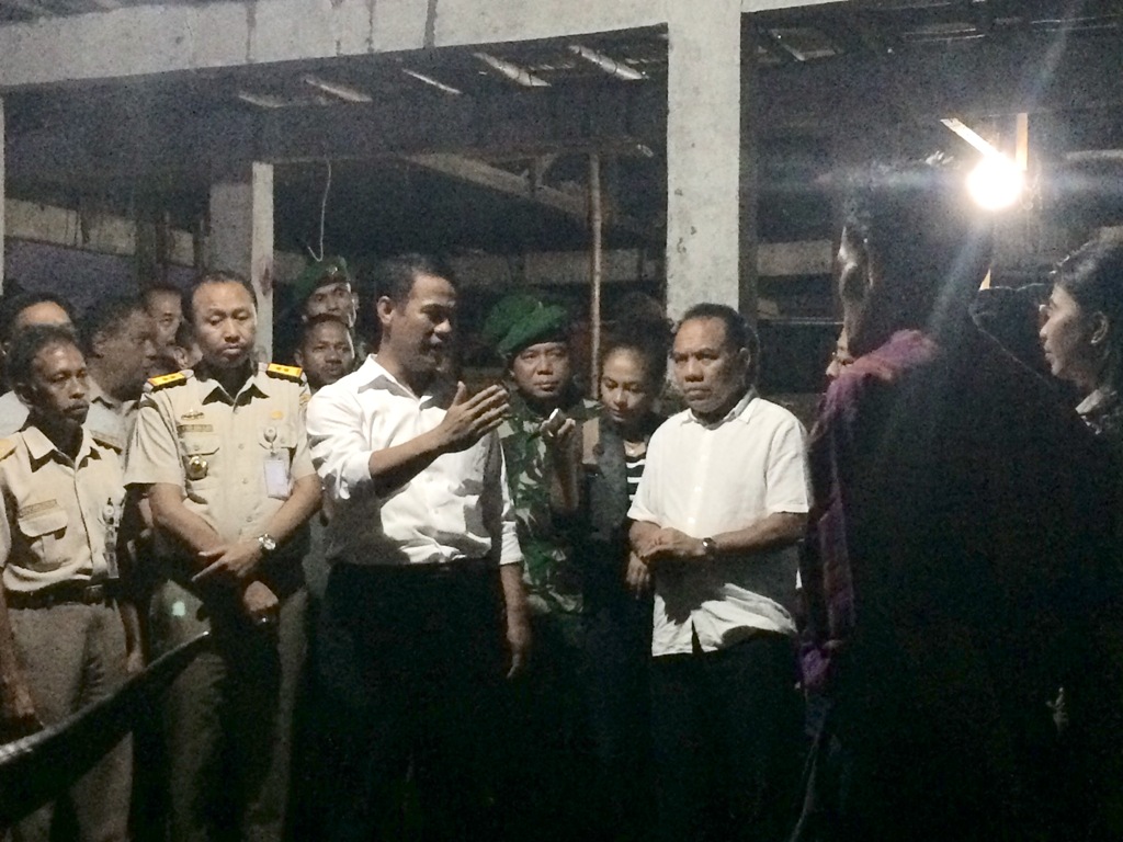 Mentan Amran Sulaiman dan Gubernur NTT di Instalasi Penampungan Karantina. (FOTO: MTVN/Husen Miftahudin)