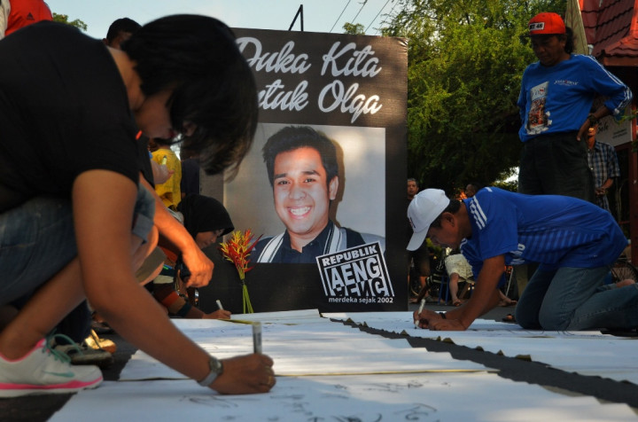 Air Mata Tumpah di Pemutaran Perdana Film Warisan Olga    