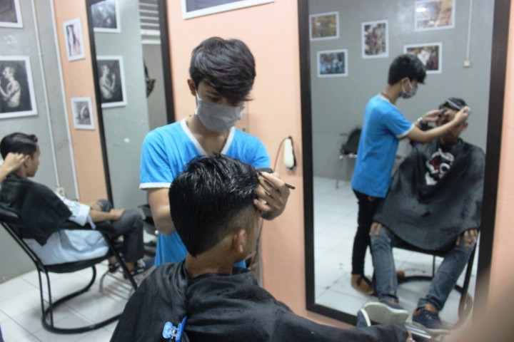 Barbershop Kini Juga Dilengkapi Gadget dan Terapi Telinga 