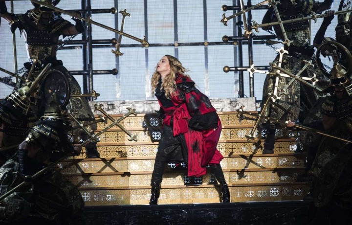 Kenang Korban Tragedi Paris, Madonna Menangis di Panggung