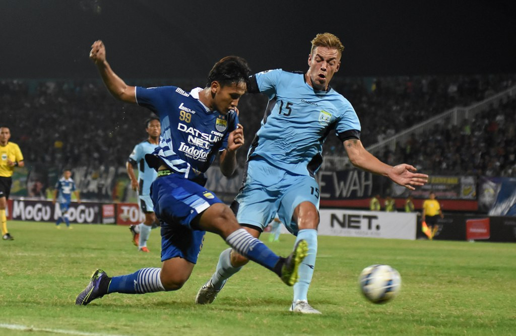 Aksi Yandi Sofyan (kiri) saat Persib berhadapan dengan Persela Lamongan di Piala Jenderal Sudirman 2015 (Foto: ANTARA FOTO/M Risyal Hidayat)
