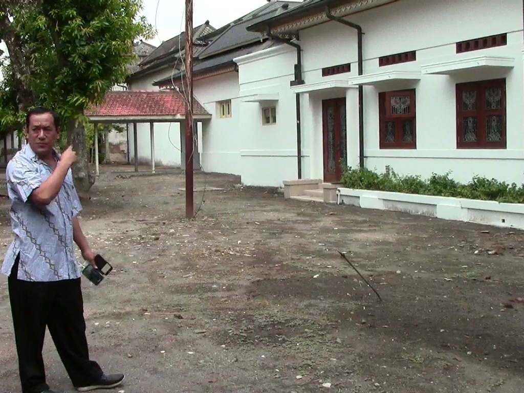 KPH Eddy Wirabhumi menunjukkan bangunan Keraton Kasunanan yang tengah direvitalisasi. Foto: Metrotvnews.com/Pythag