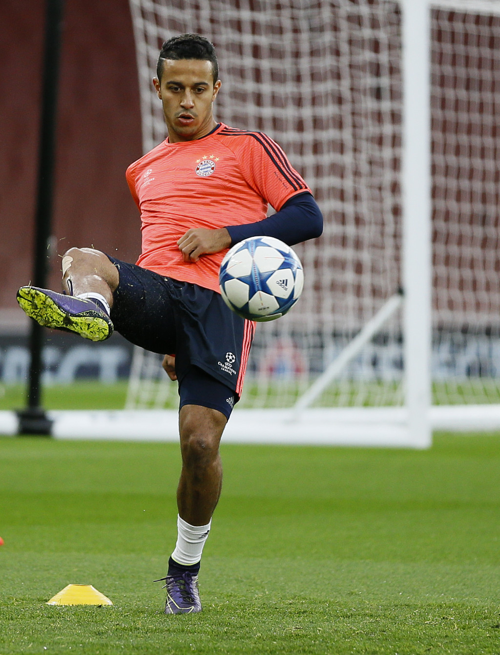 Gelandang Bayern Muenchen Thiago Alcantara. (AFP PHOTO / CHRISTOF STACHE)
