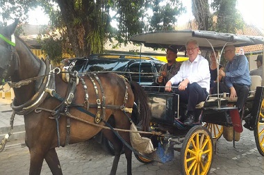 Mendag Australia Naiki Andong Keliling Jalan Malioboro