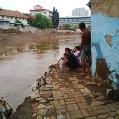 Bantaran Kali Ciliwung Rawan Longsor