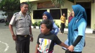 Anak Berkebutuhan Khusus Telantar di Jalan Tol