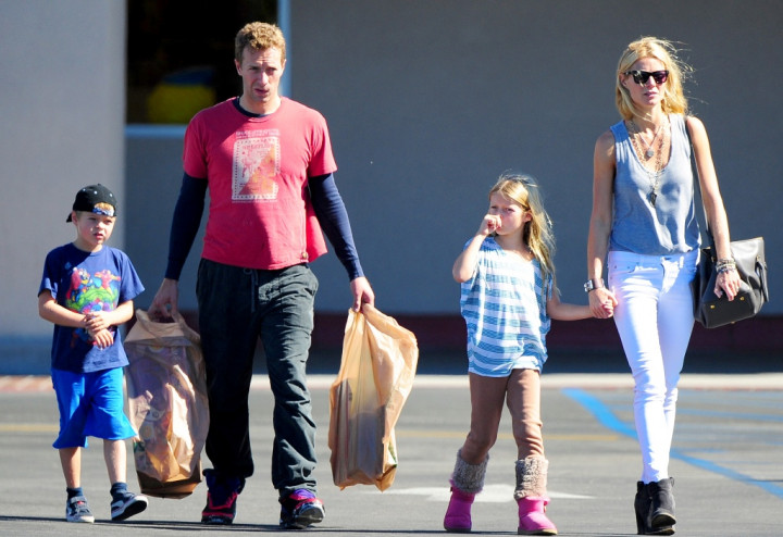 Chris Martin Ajak Anak dan Mantan Istri Nyanyi di Album Baru Coldplay