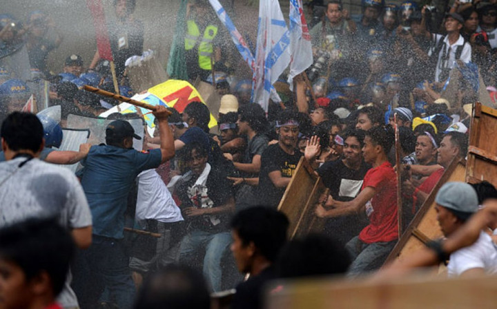 Pertemuan APEC Dilanda Protes, Polisi Filipina Kerahkan <i>Water Cannon</i> 