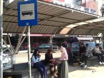 Menebar Virus Membaca di Halte Bus