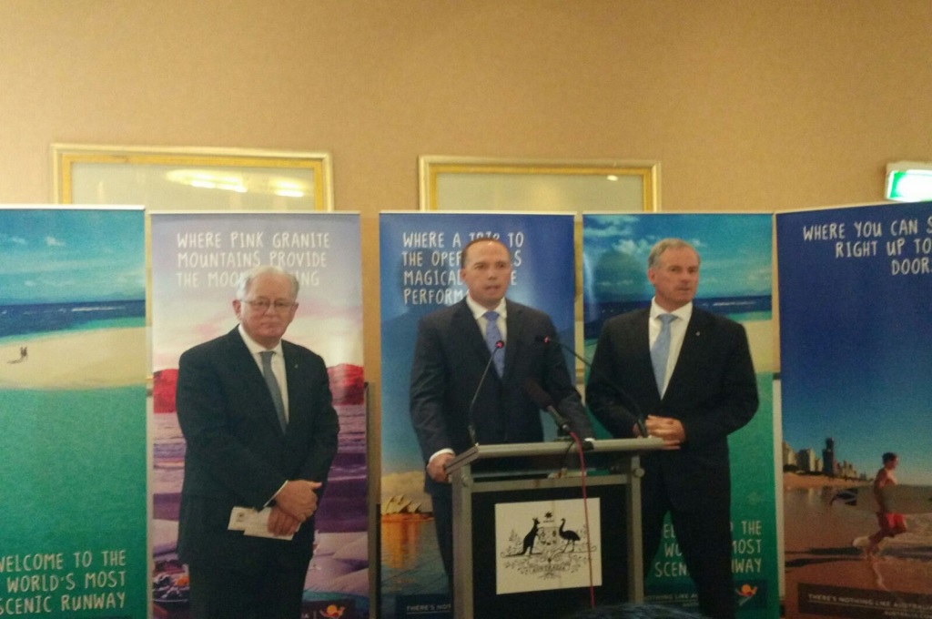 Menteri Imigrasi dan Pertahanan Perbatasan Australia Peter Dutton (tengah) di sebuah hotel di Jakarta, Kamis (19/11/2015). (Foto: MTVN/Nabila Gita)